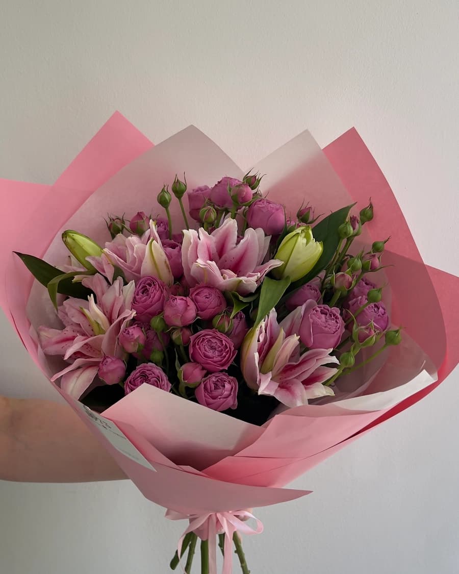 Lilies x Spray Roses